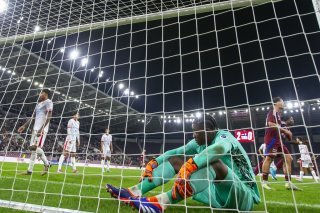 Timothy Fayulu à terre après avoir concédé le troisième but servettien.